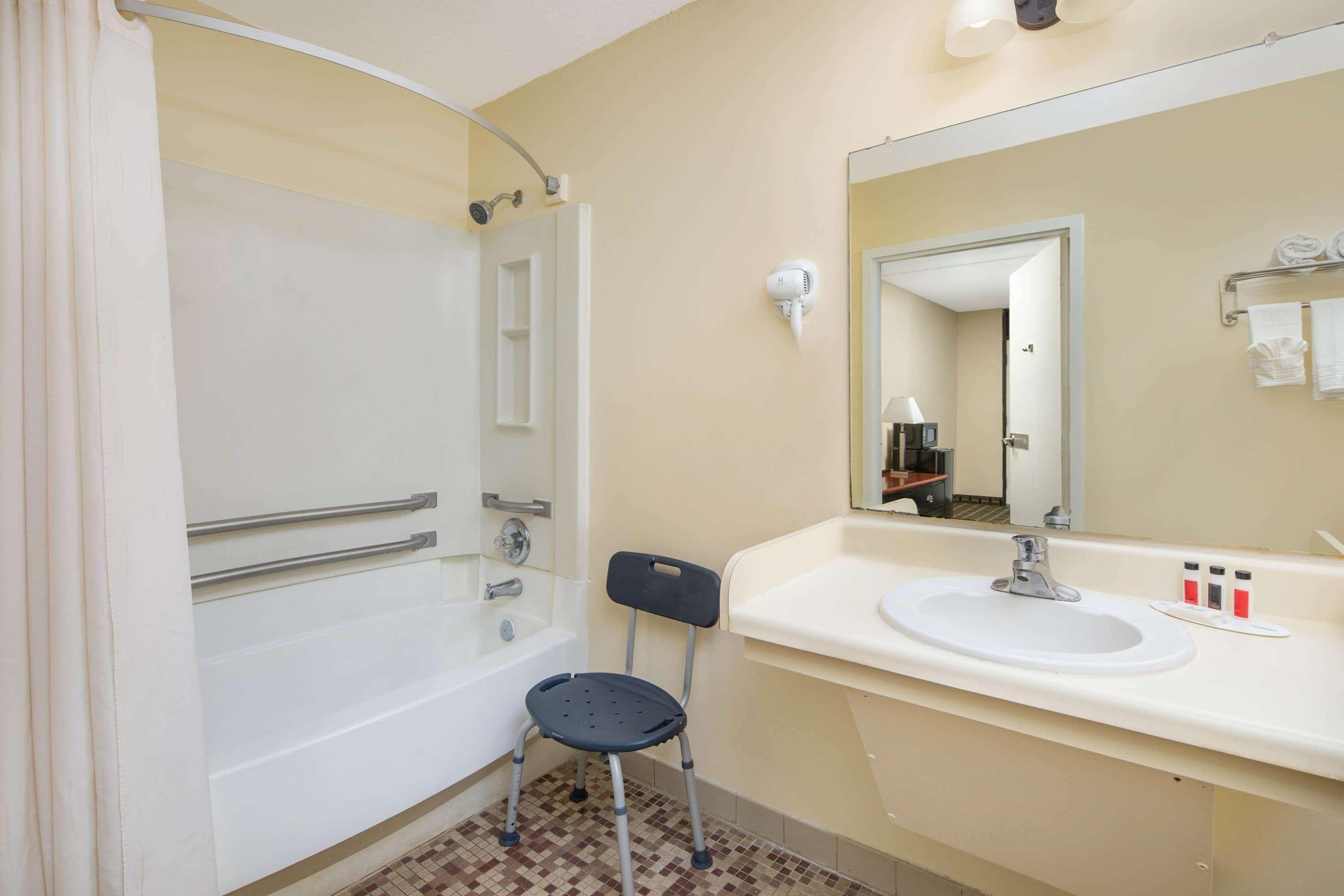 Travelodge By Wyndham Savannah Area/Richmond Hill Bagian luar foto