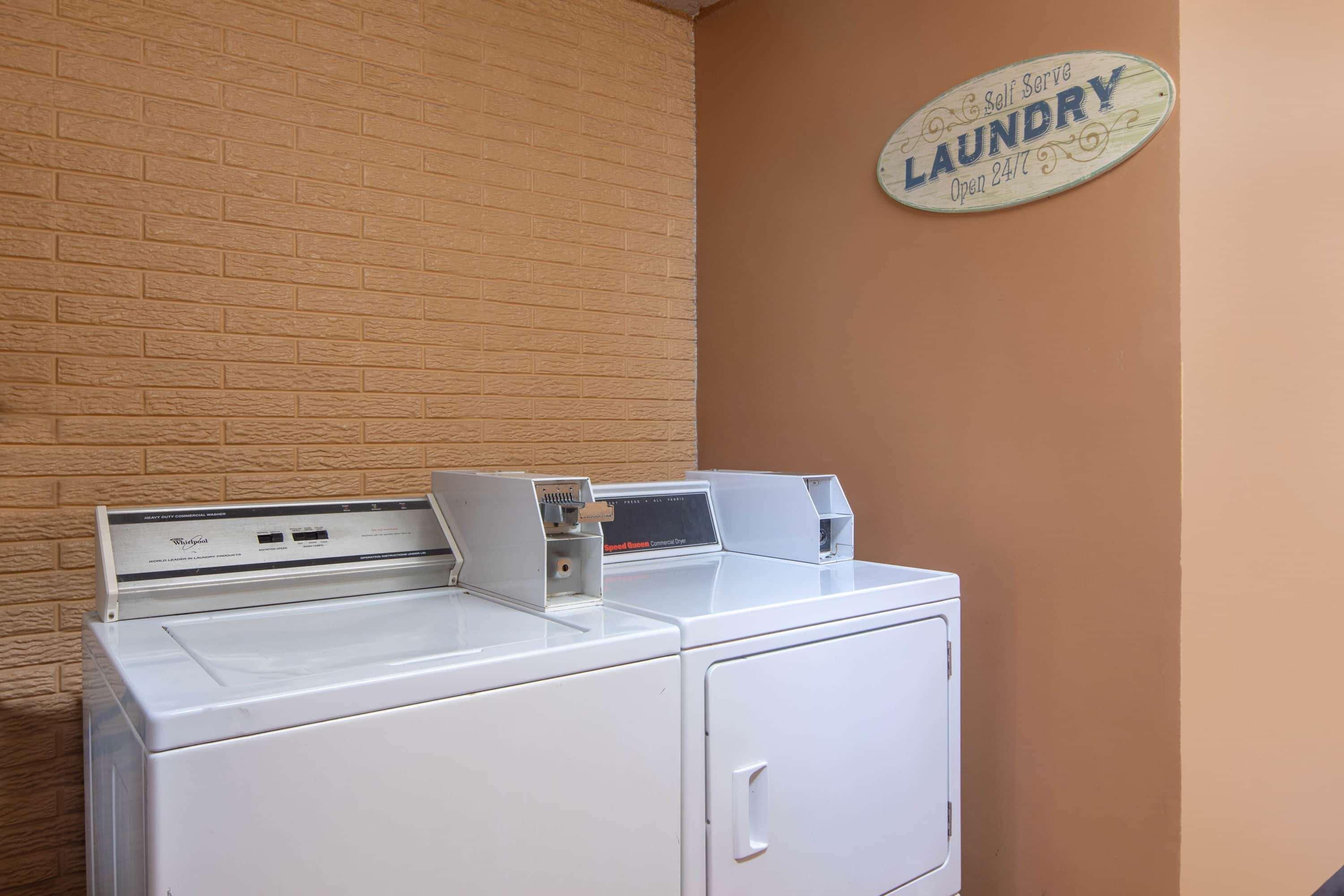 Travelodge By Wyndham Savannah Area/Richmond Hill Bagian luar foto
