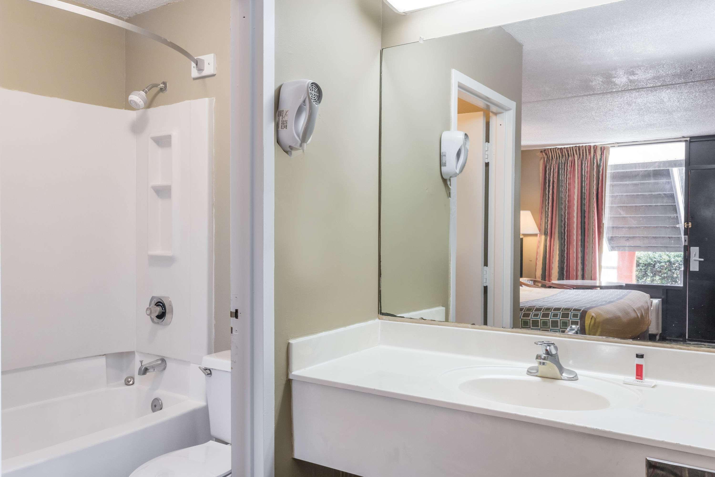 Travelodge By Wyndham Savannah Area/Richmond Hill Bagian luar foto
