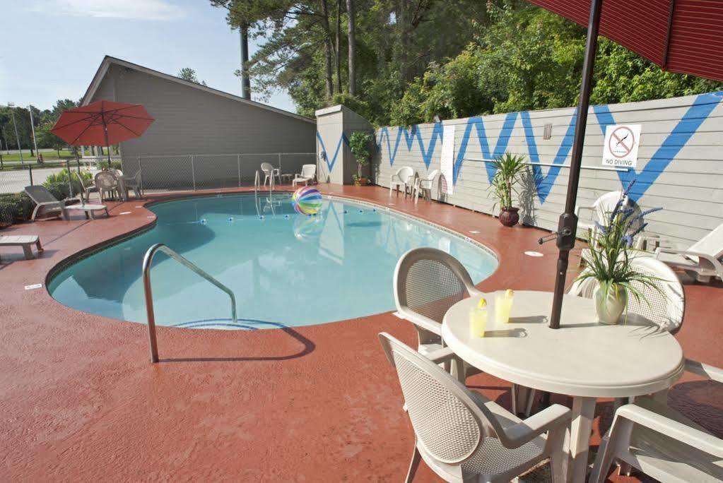 Travelodge By Wyndham Savannah Area/Richmond Hill Bagian luar foto